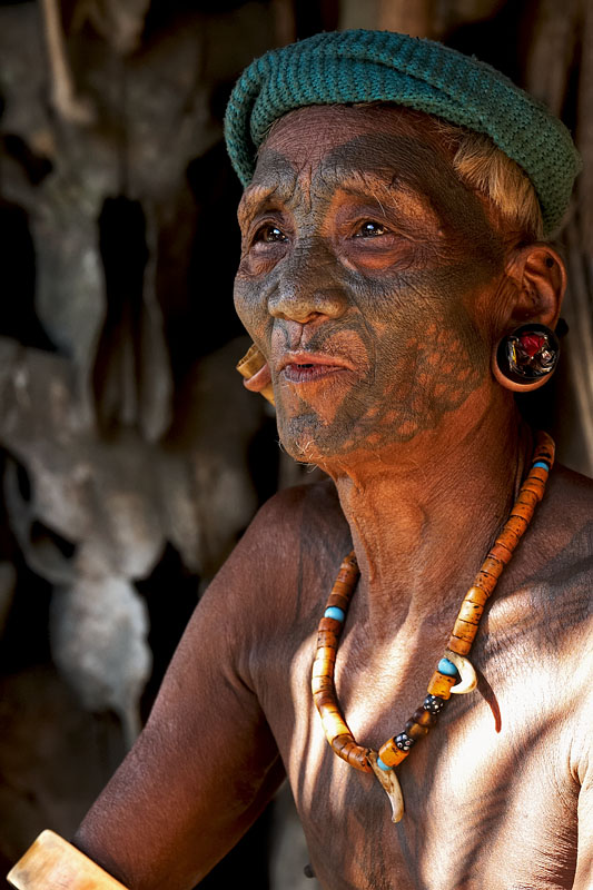  Old konyak warrior at Longwa   on the border with Myanmar